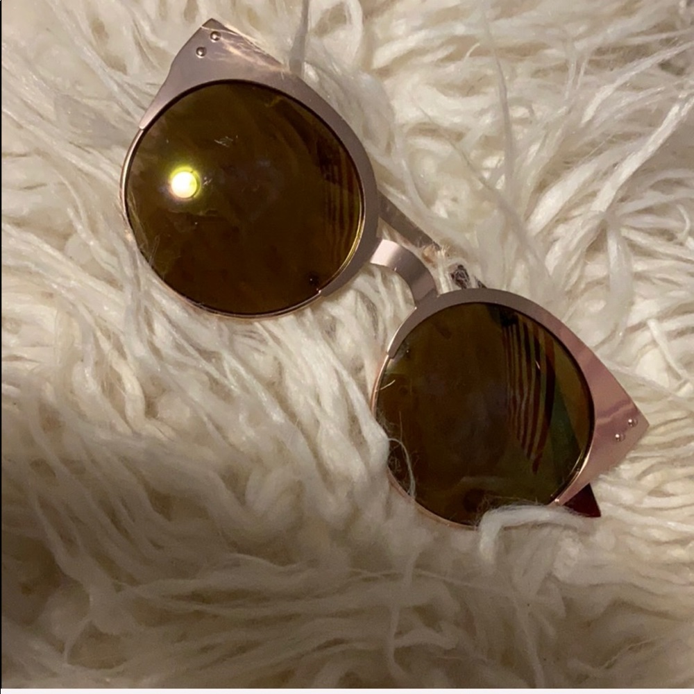 Hold frame sunglasses